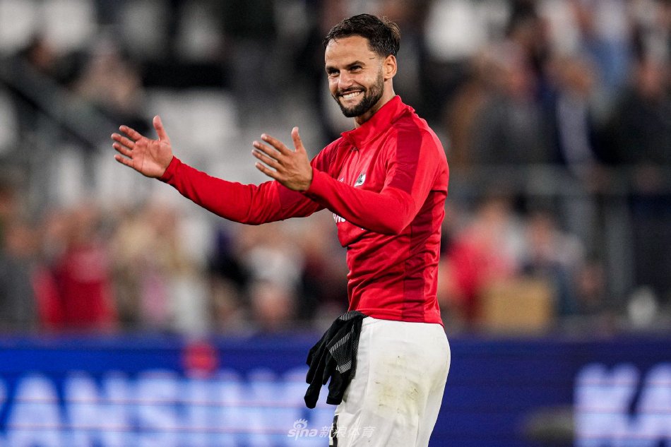 黑人教练执 黑人教练执